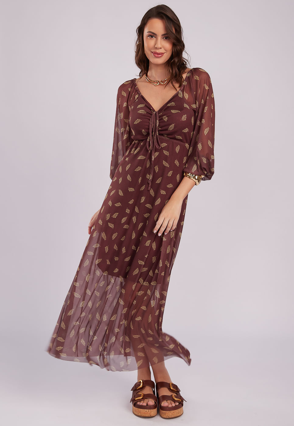 251030006B_VESTIDO-MANGA-LONGA-EM-TULE-MARROM-COM-ESTAMPA-EM-FOLHAGENS-MARROM_1