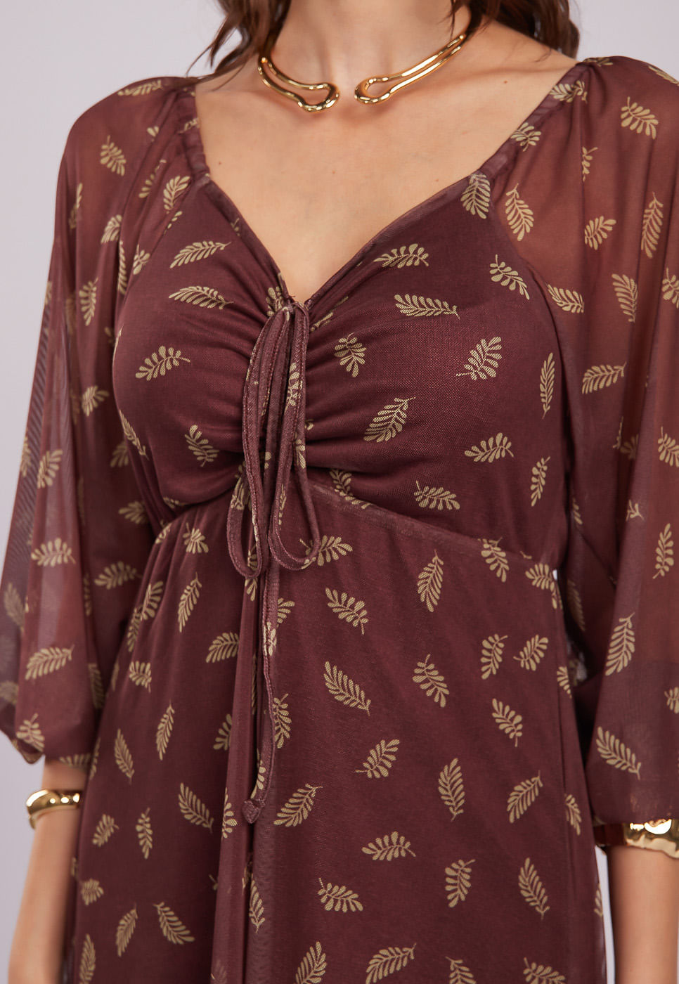 251030006B_VESTIDO-MANGA-LONGA-EM-TULE-MARROM-COM-ESTAMPA-EM-FOLHAGENS-MARROM_4
