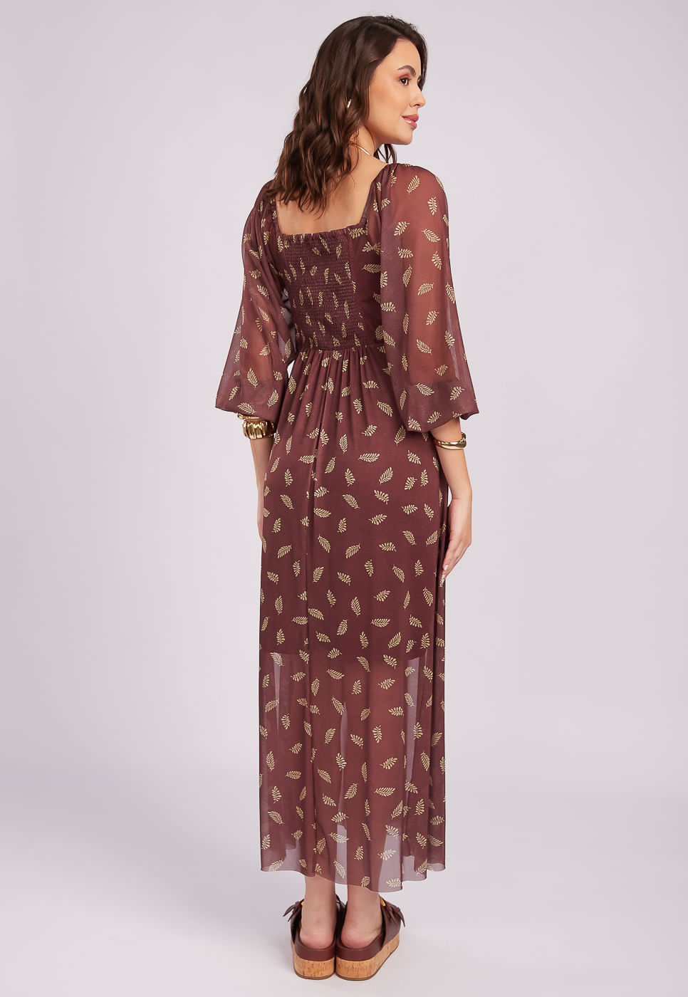 251030006B_VESTIDO-MANGA-LONGA-EM-TULE-MARROM-COM-ESTAMPA-EM-FOLHAGENS-MARROM_999