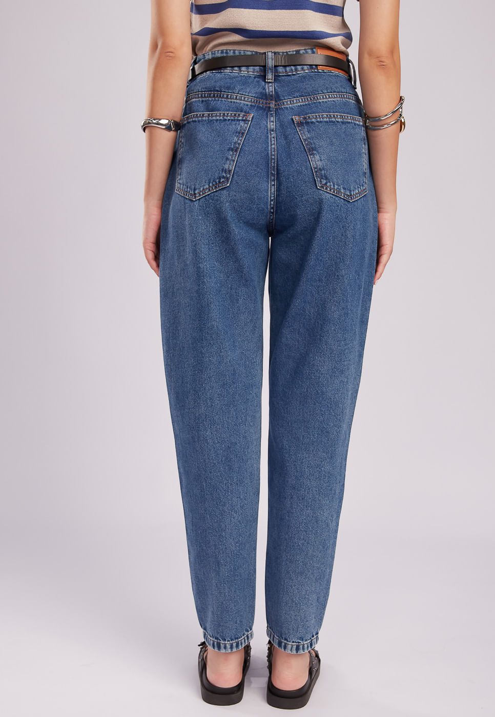 251070005A_CALCA-JEANS-RETA-AZUL-MARMOZIADA-MEDIO_8