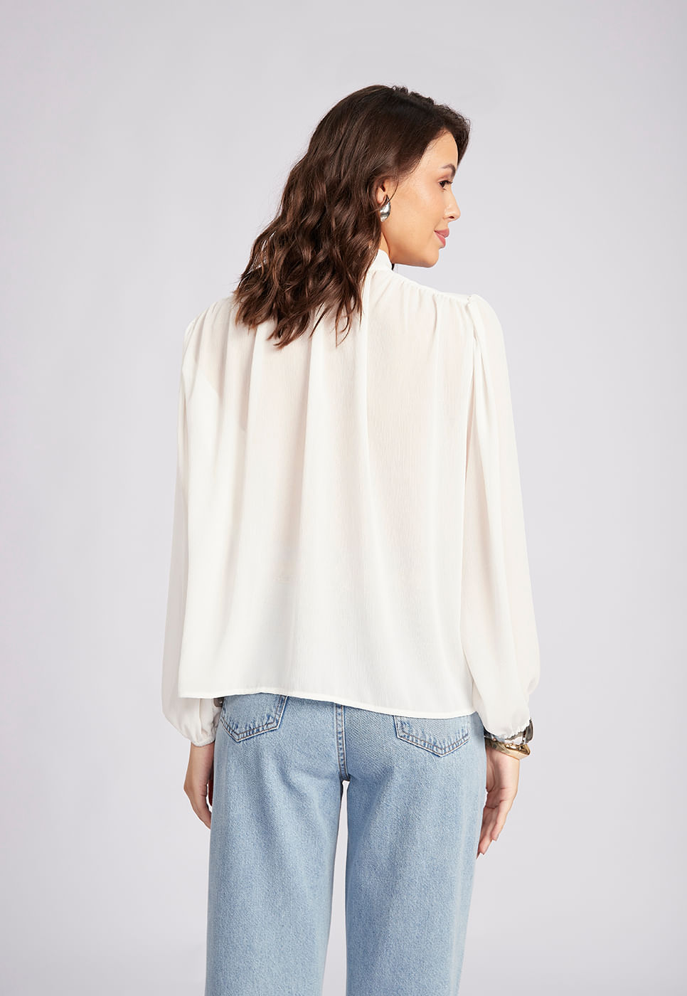 251011024A_BLUSA-MANGA-LONGA-OFF-WHITE-COM-AMARRACAO-NO-DECOTE_4