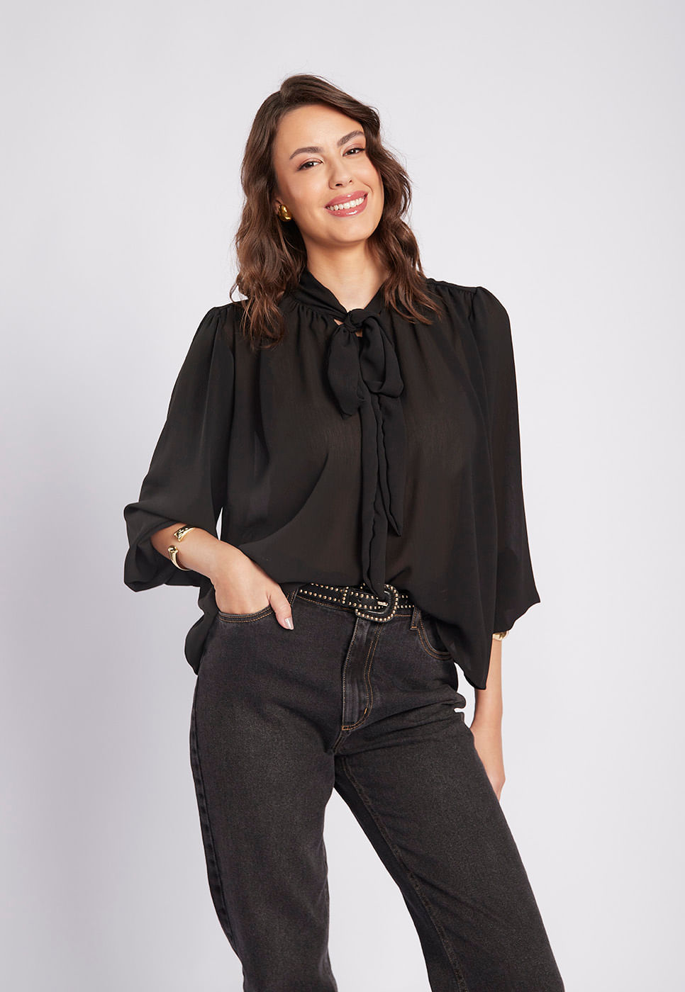 251011024B_BLUSA-MANGA-LONGA-PRETA-COM-AMARRACAO-NO-DECOTE_1