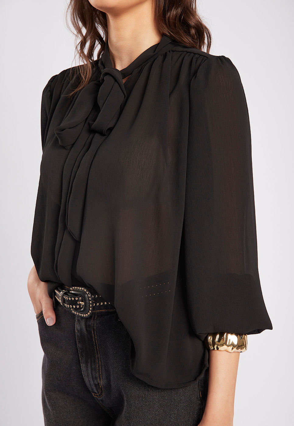 251011024B_BLUSA-MANGA-LONGA-PRETA-COM-AMARRACAO-NO-DECOTE_2