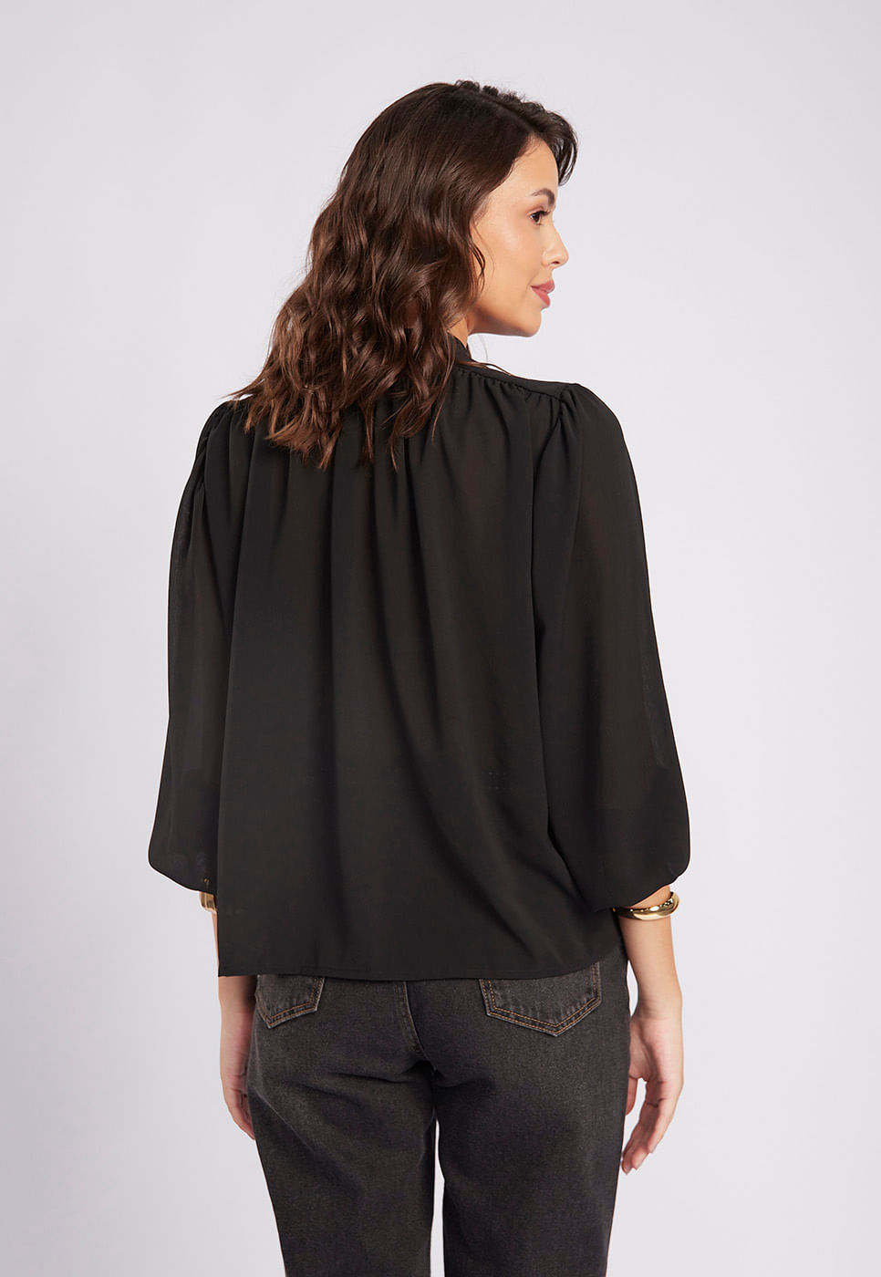 251011024B_BLUSA-MANGA-LONGA-PRETA-COM-AMARRACAO-NO-DECOTE_3