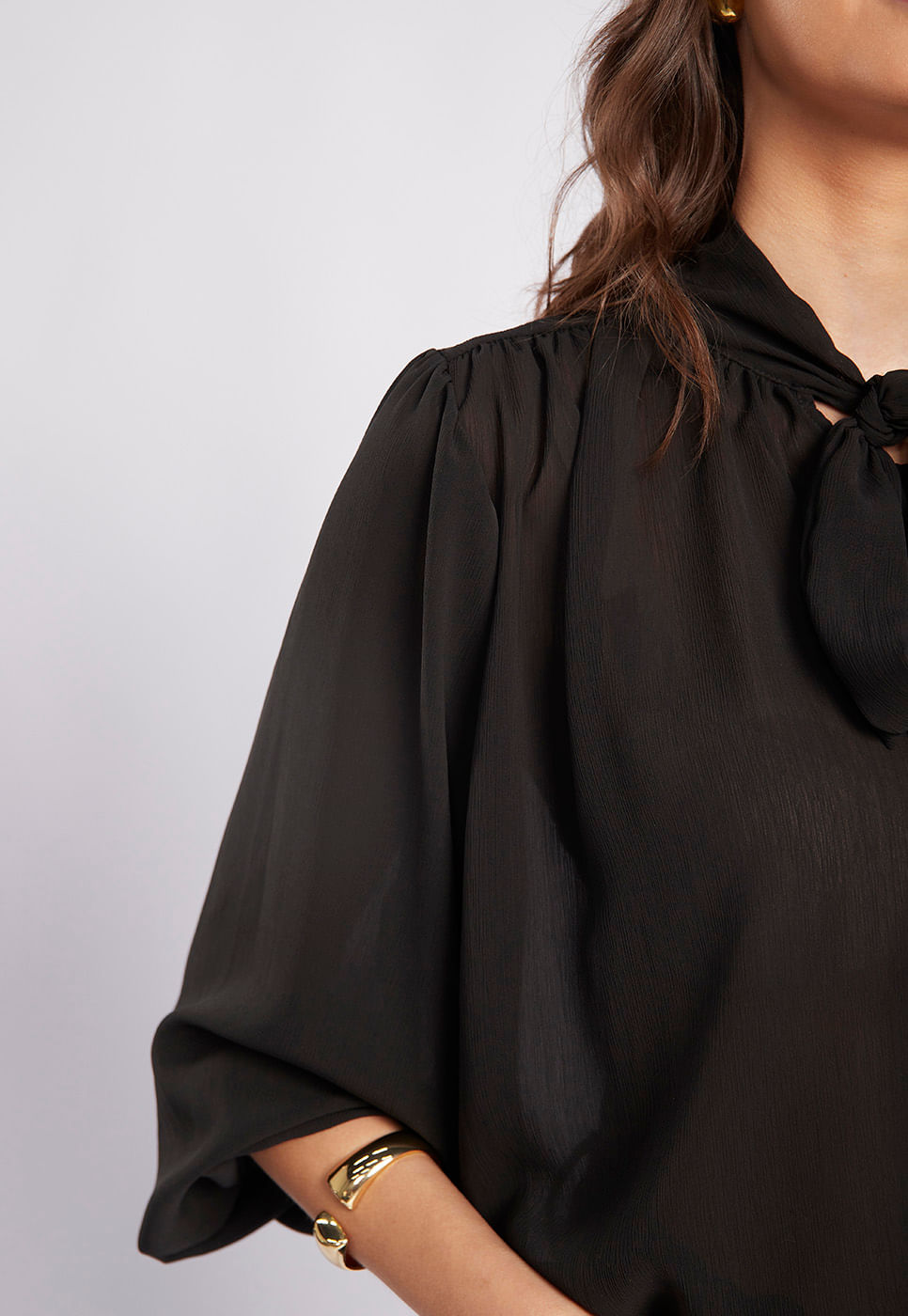 251011024B_BLUSA-MANGA-LONGA-PRETA-COM-AMARRACAO-NO-DECOTE_4