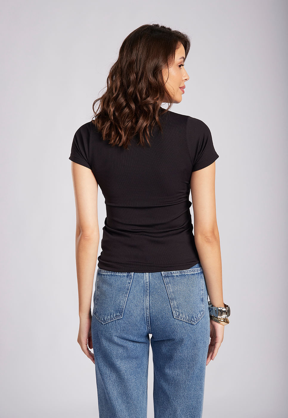 251011031C_BLUSA-MANGA-CURTA-CANELADA-DE-POLIAMIDA-PRETO_3