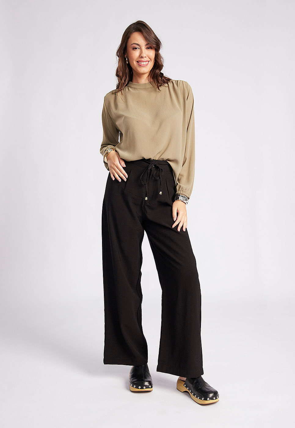 251011025A_BLUSA-MANGA-LONGA-EM-CHIFFON-NA-COR-BEGE_1