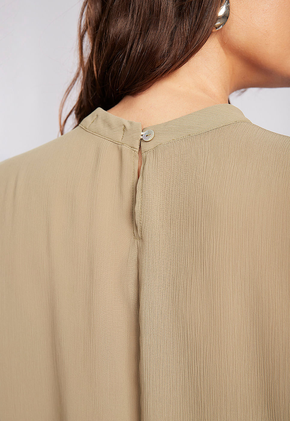251011025A_BLUSA-MANGA-LONGA-EM-CHIFFON-NA-COR-BEGE_3