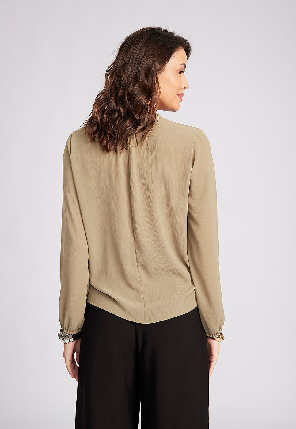 251011025A_BLUSA-MANGA-LONGA-EM-CHIFFON-NA-COR-BEGE_999