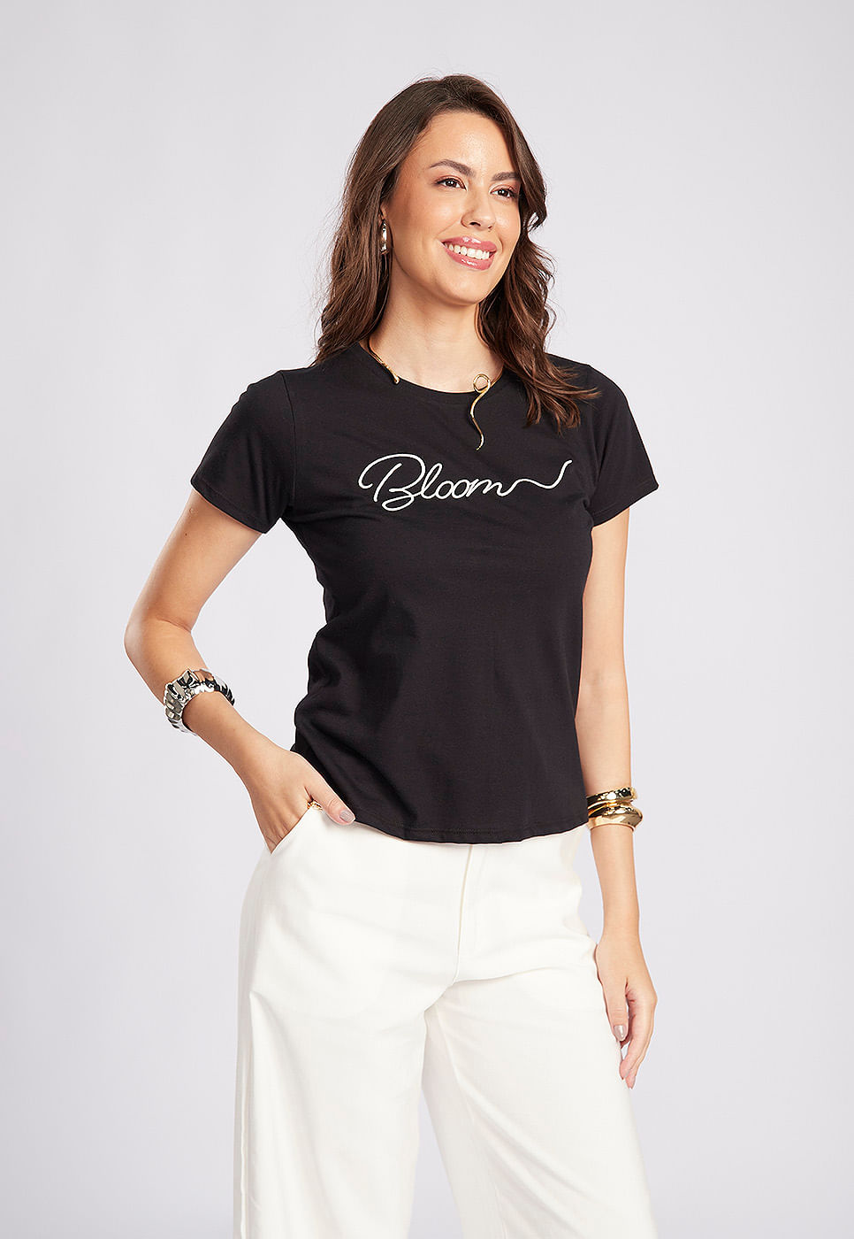 251011035C_BLUSA-MANGA-CURTA-PRETA-BORDADO-BLOOM_4