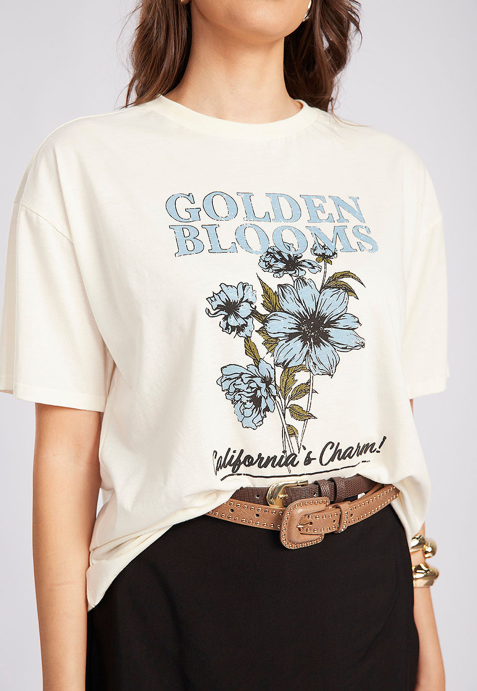 251011036B_T-SHIRT-OVERSIZED-ESTAMPA-GOLDEN-BLOOMS-EM-ALGODAO-OFF-WHITE_2