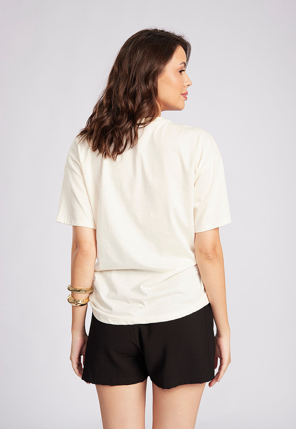 251011036B_T-SHIRT-OVERSIZED-ESTAMPA-GOLDEN-BLOOMS-EM-ALGODAO-OFF-WHITE_3