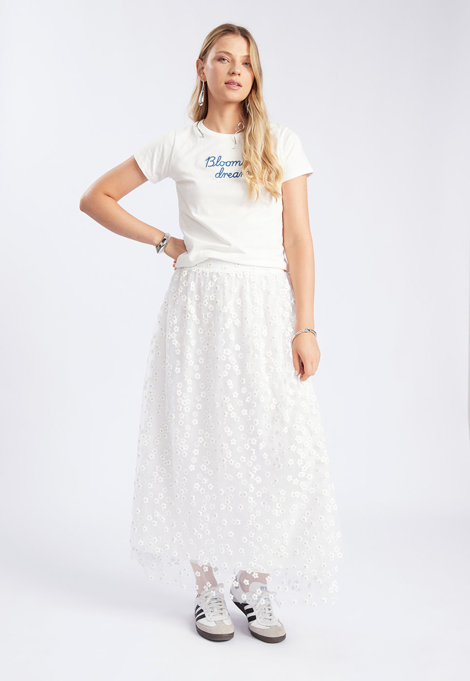251020007A_SAIA-LONGA-EM-TULE-FLORAL-OFF-WHITE_1