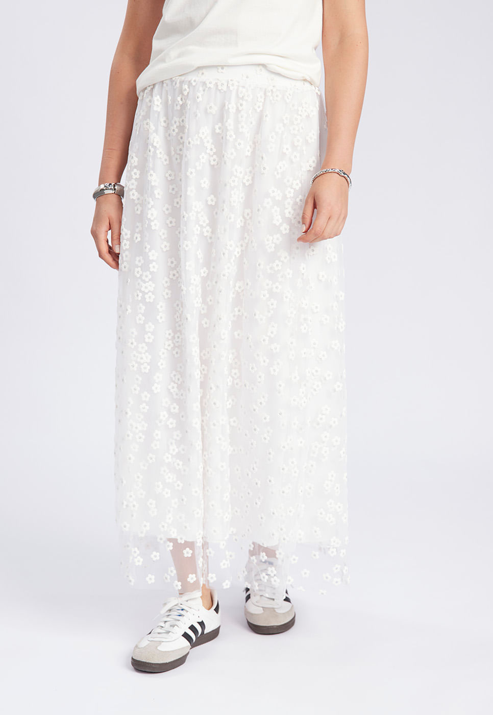 251020007A_SAIA-LONGA-EM-TULE-FLORAL-OFF-WHITE_999