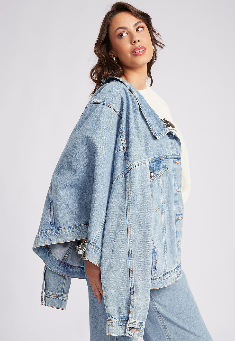 251080005A_JAQUETA-OVERSIZED-EM-JEANS-AZUL-MEDIO_999