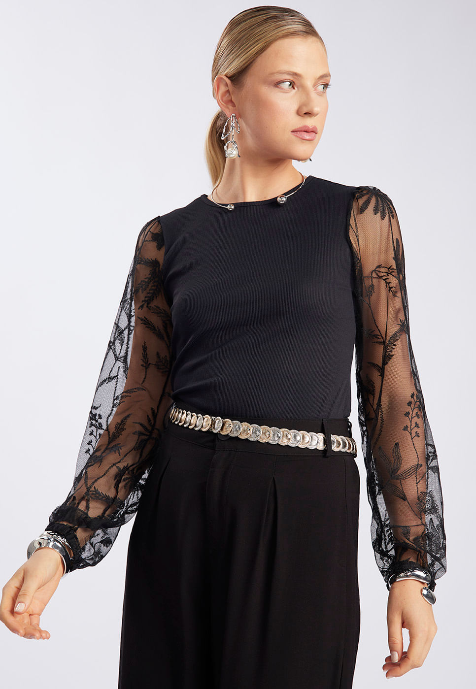 251011048A_BLUSA-CANELADA-COM-MANGAS-EM-TULE-PRETO_1