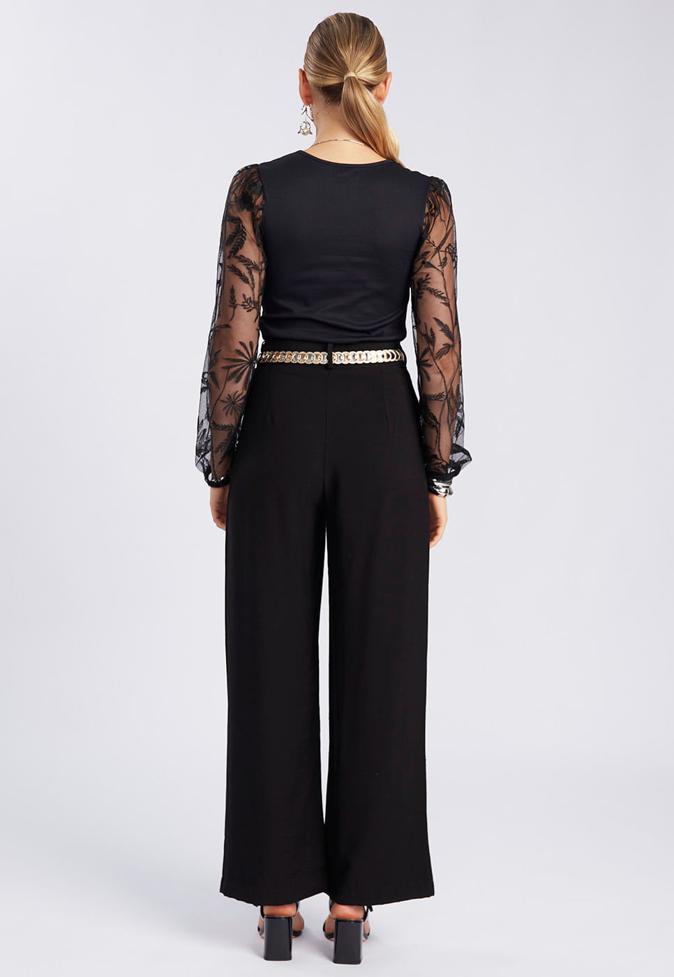 251011048A_BLUSA-CANELADA-COM-MANGAS-EM-TULE-PRETO_4