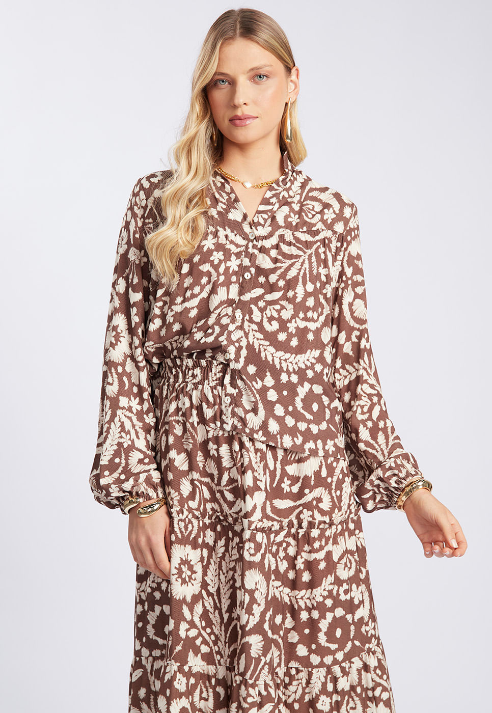 251011050A_CAMISA-EM-VISCOSE-COM-ESTAMPA-ORNAMENTAL-MARROM-E-BEGE_1