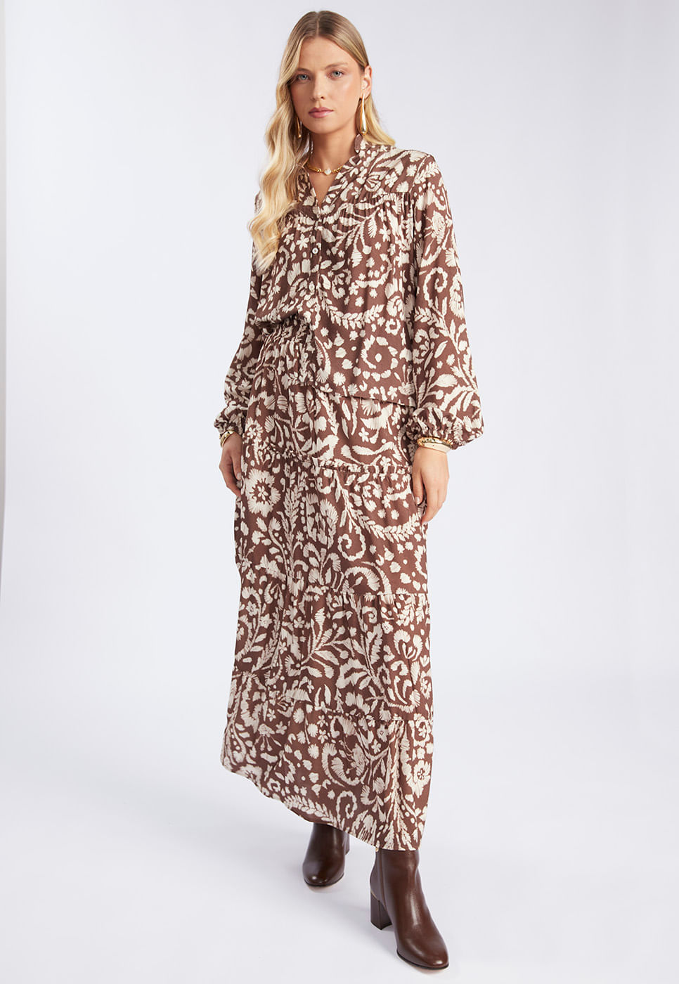 251011050A_CAMISA-EM-VISCOSE-COM-ESTAMPA-ORNAMENTAL-MARROM-E-BEGE_2