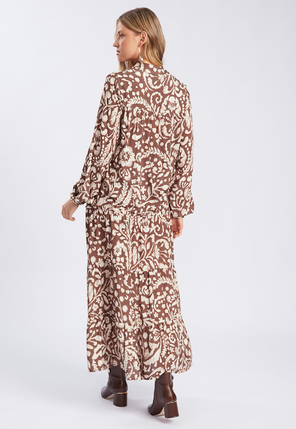 251011050A_CAMISA-EM-VISCOSE-COM-ESTAMPA-ORNAMENTAL-MARROM-E-BEGE_3