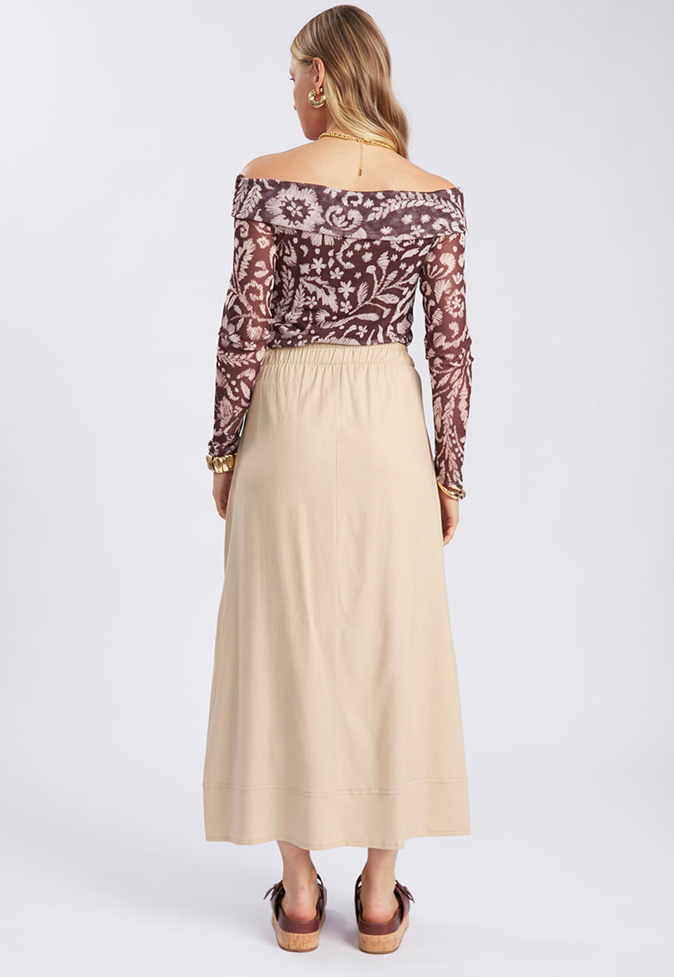 251011051A_BLUSA-OMBRO-A-OMBRO-EM-TULE-COM-ESTAMPA-ORNAMENTAL-MARROM-E-BEGE_3