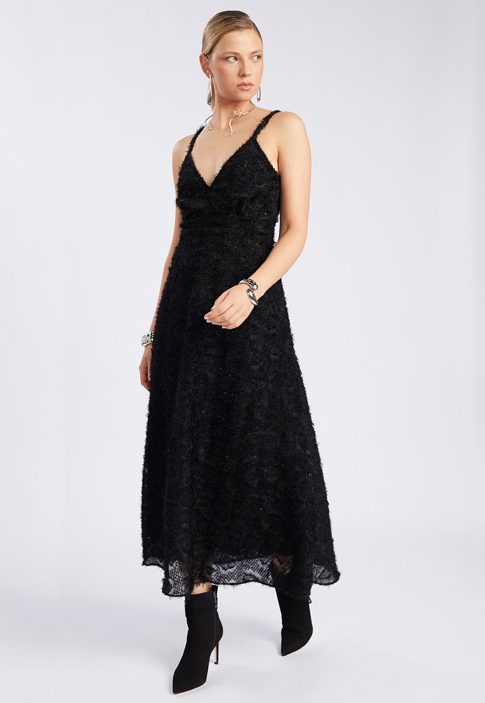 251030017A_VESTIDO-CHIFFON-TEXTURIZADO-DECOTE-V-PRETO_1
