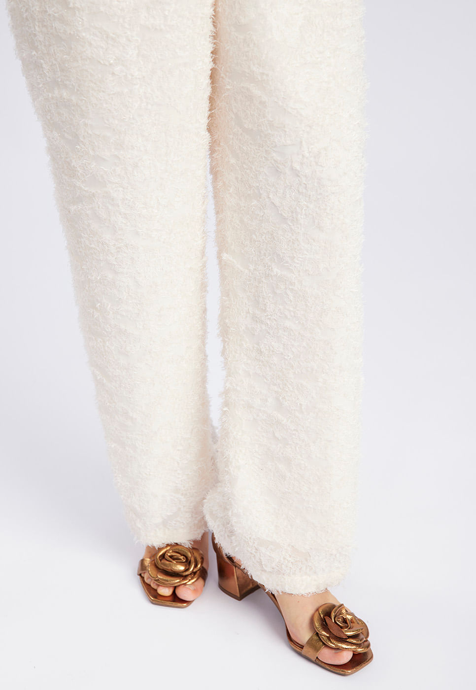 251070016A_CALCA-RETA-CHIFFON-TEXTURIZADO-OFF-WHITE_4