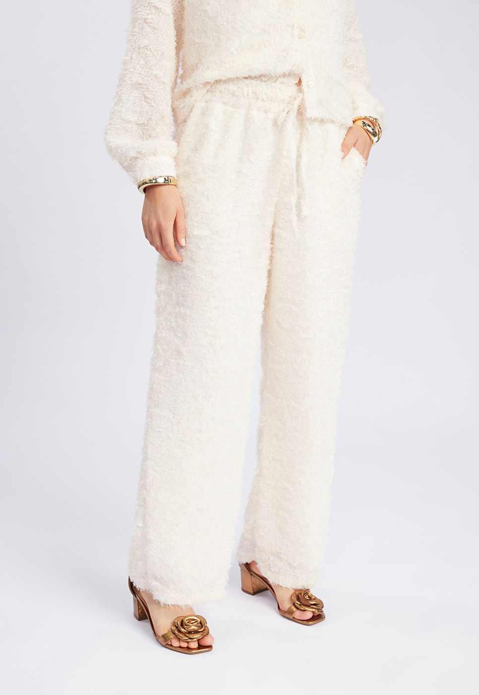 251070016A_CALCA-RETA-CHIFFON-TEXTURIZADO-OFF-WHITE_999