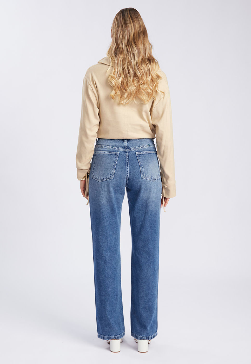 251070018A_CALCA-JEANS-FLARE-AZUL-MEDIO_3