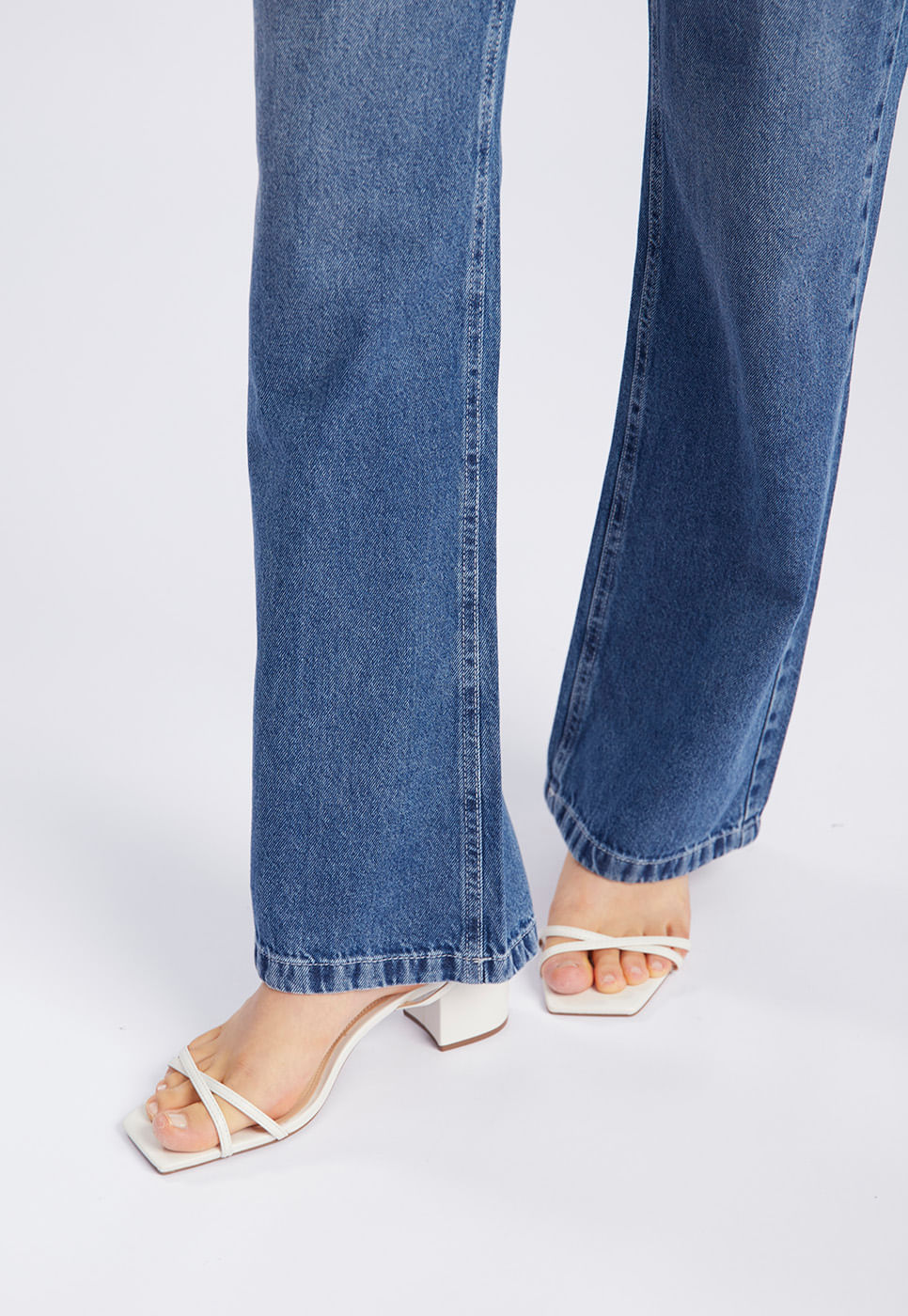 251070018A_CALCA-JEANS-FLARE-AZUL-MEDIO_5