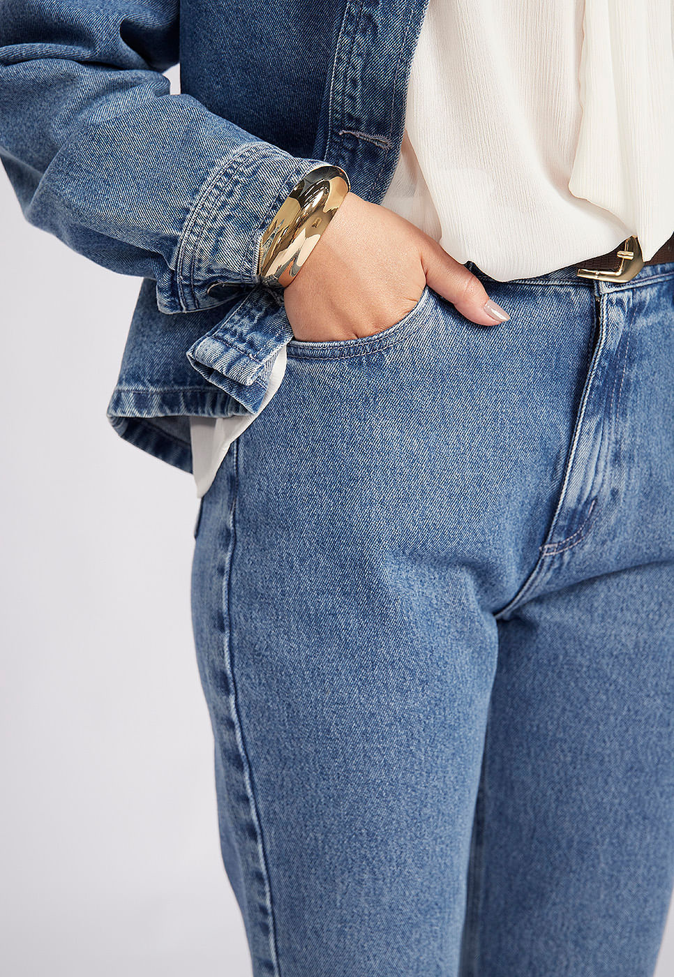 251070009A_CALCA-RETA-CINTURA-ALTA-EM-JEANS-AZUL-MEDIO_2