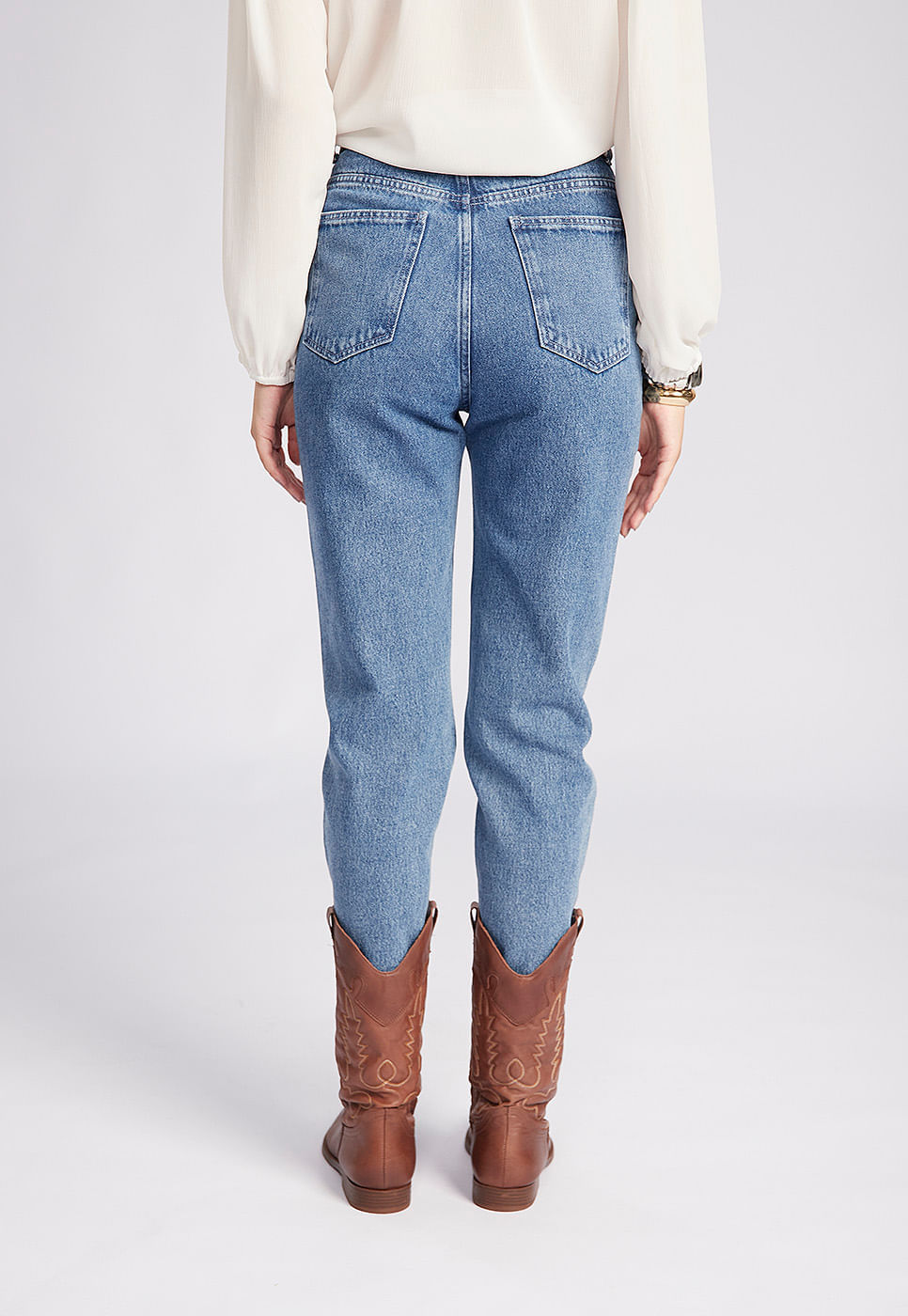 251070009A_CALCA-RETA-CINTURA-ALTA-EM-JEANS-AZUL-MEDIO_3