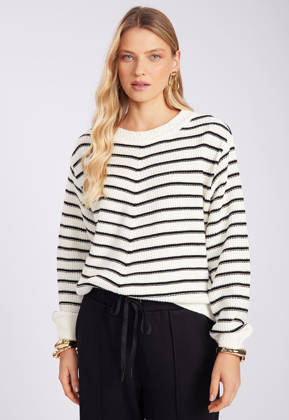 251011017A_BLUSAO-LISTRADO-EM-TRICOT-OFF-WHITE_1.jpg