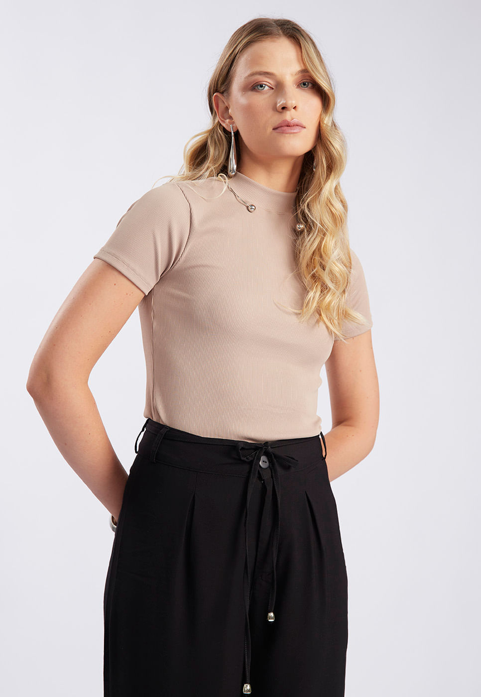 251011031A_BLUSA-MANGA-CURTA-CANELADA-DE-POLIAMIDA-OFF-WHITE_4.jpg