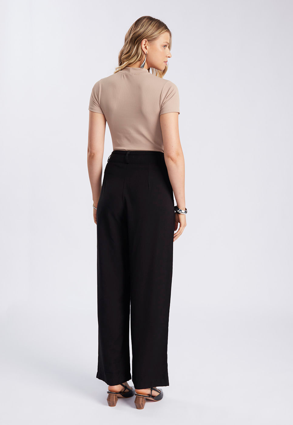 251011031A_BLUSA-MANGA-CURTA-CANELADA-DE-POLIAMIDA-OFF-WHITE_3.jpg