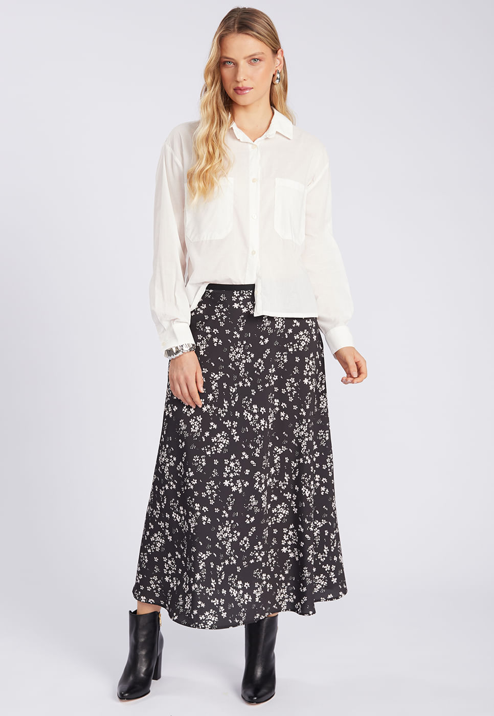 251020012A_SAIA-EM-CREPE-ESTAMPADA-FLORES-PRETO-E-BRANCO_1.jpg