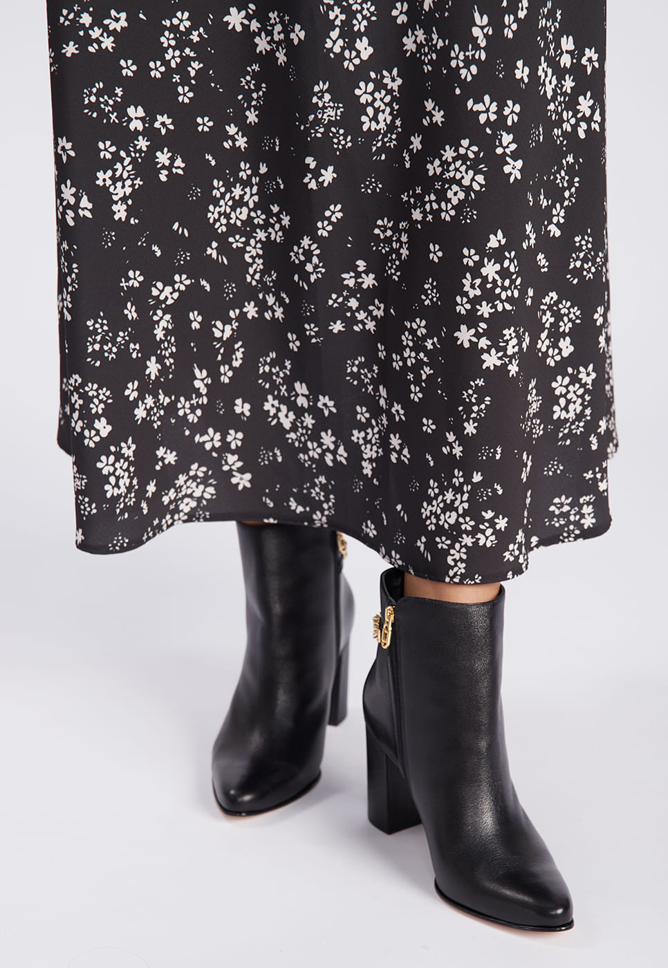 251020012A_SAIA-EM-CREPE-ESTAMPADA-FLORES-PRETO-E-BRANCO_2.jpg