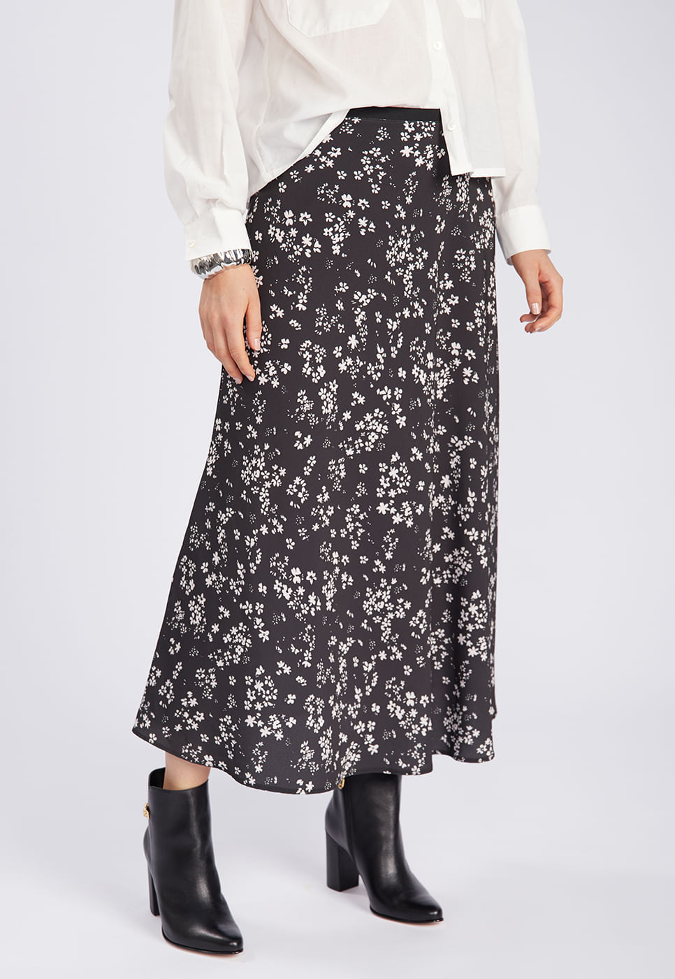 251020012A_SAIA-EM-CREPE-ESTAMPADA-FLORES-PRETO-E-BRANCO_999.jpg
