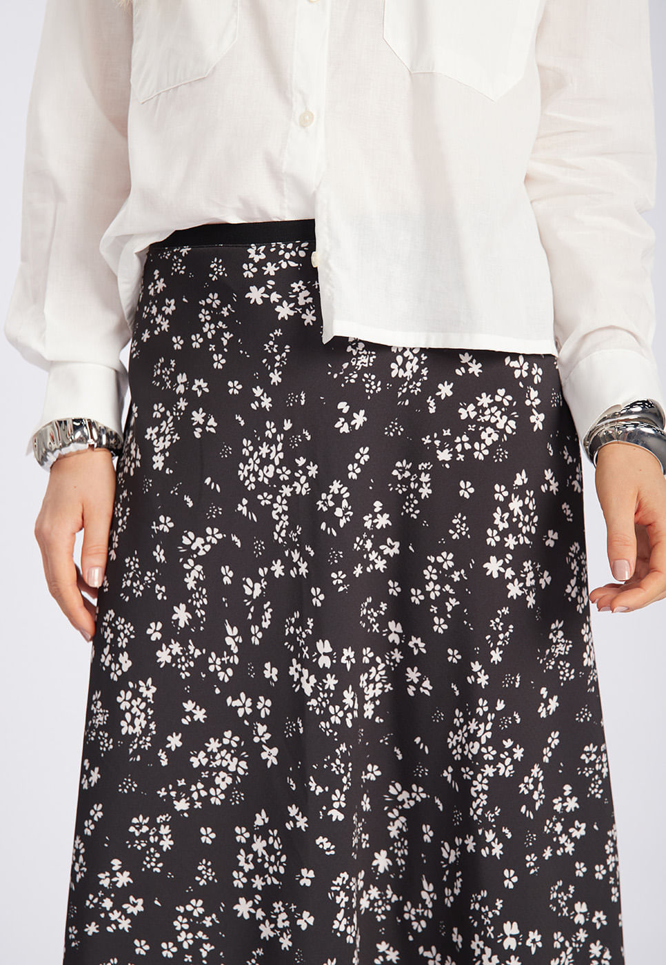 251020012A_SAIA-EM-CREPE-ESTAMPADA-FLORES-PRETO-E-BRANCO_3.jpg