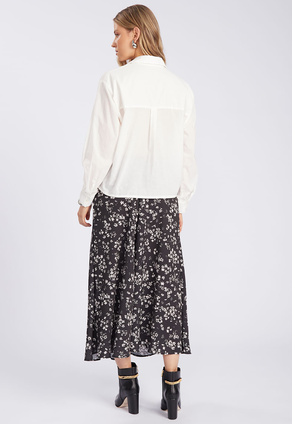 251020012A_SAIA-EM-CREPE-ESTAMPADA-FLORES-PRETO-E-BRANCO_4.jpg