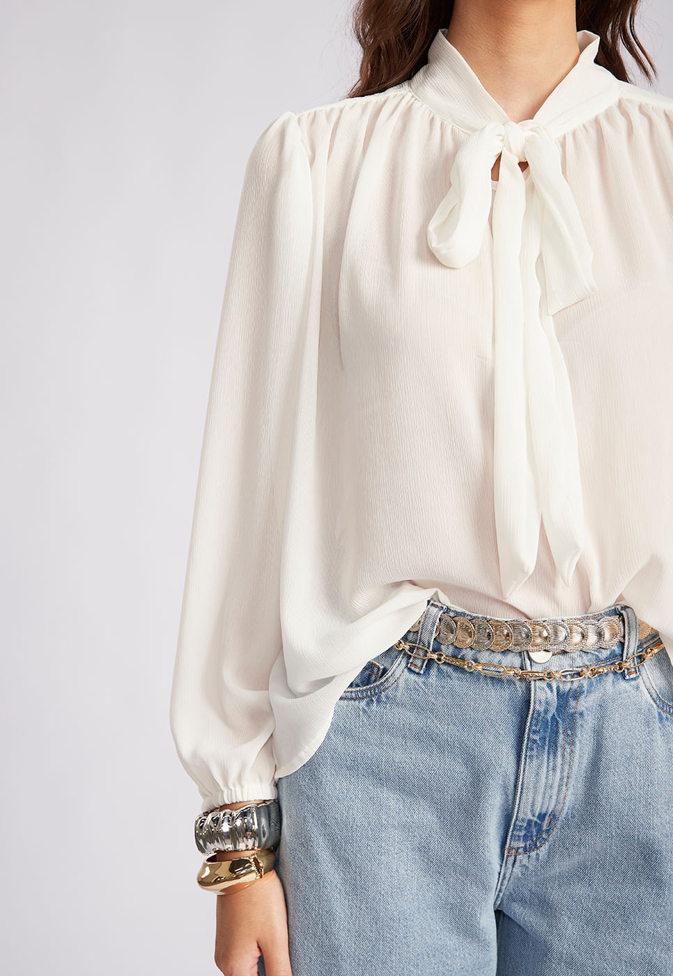251011024A_BLUSA-MANGA-LONGA-OFF-WHITE-COM-AMARRACAO-NO-DECOTE_5