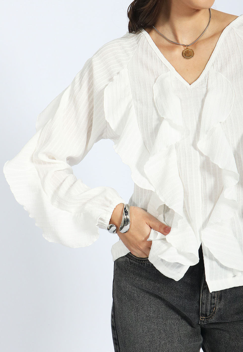 252011059B_BLUSA-MANGA-LONGA-COM-TEXTURA-E-BABADOS-BRANCO_999